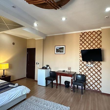 בישקק Tian-Shan Hotel מראה חיצוני תמונה
