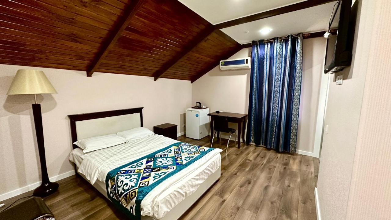 בישקק Tian-Shan Hotel מראה חיצוני תמונה