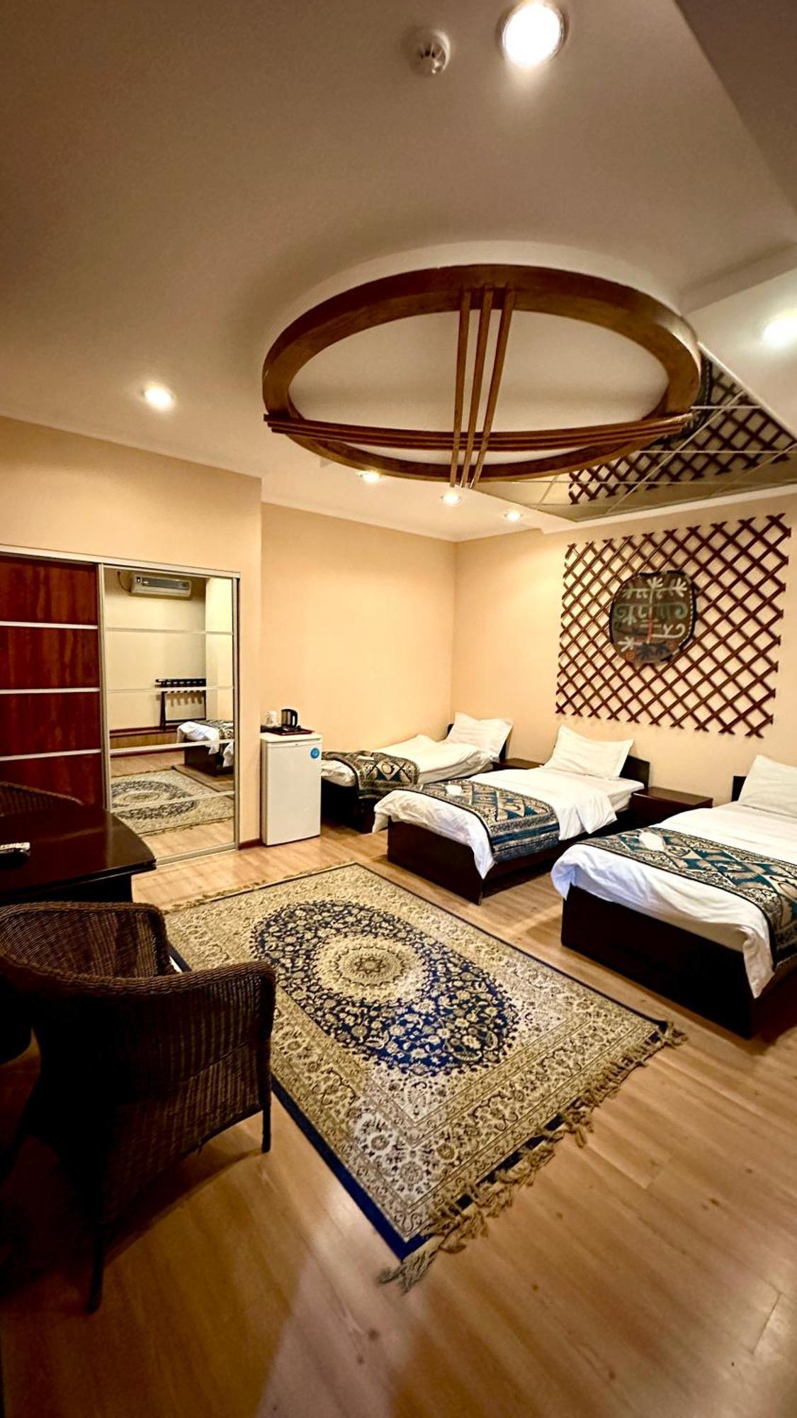 בישקק Tian-Shan Hotel מראה חיצוני תמונה