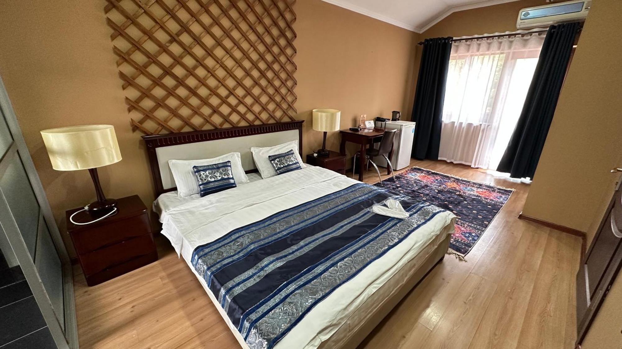 בישקק Tian-Shan Hotel מראה חיצוני תמונה