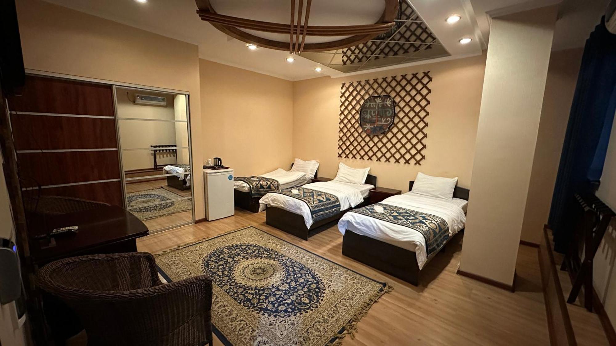 בישקק Tian-Shan Hotel מראה חיצוני תמונה