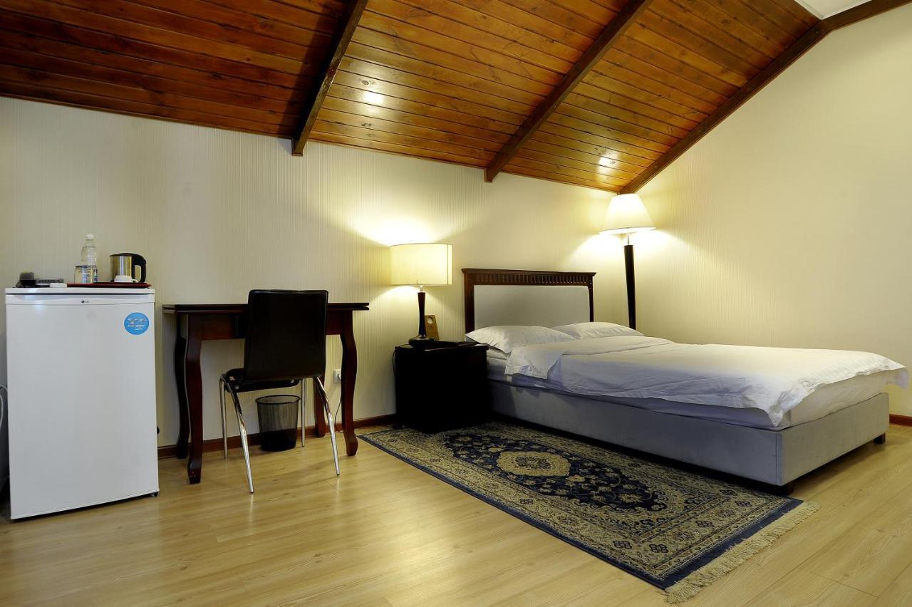 בישקק Tian-Shan Hotel מראה חיצוני תמונה